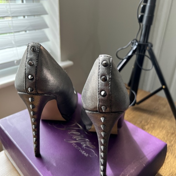 These shoes are stunning!!  A platform in the front and stiletto in the back. - Picture 4 of 8